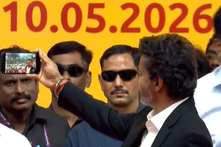 CM बनते ही Vijay ने निकाला लाखों का iPhone, शपथ के बाद मंच पर बनाया सेल्फी वीडियो