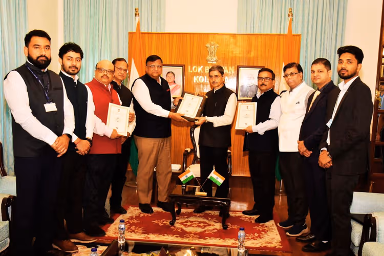 बंगाल में सरकार गठन की उल्टी गिनती शुरू, CEO ने राज्यपाल को सौंपी विधायकों की लिस्ट, क्या करेंगी ममता बनर्जी?