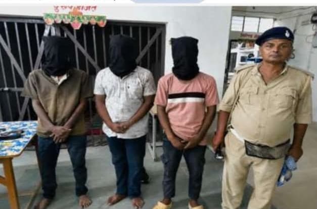 Katihar: कोढ़ा पुलिस की कार्रवाई,16 ग्राम स्मैक और नकदी के साथ तीन तस्कर गिरफ्तार