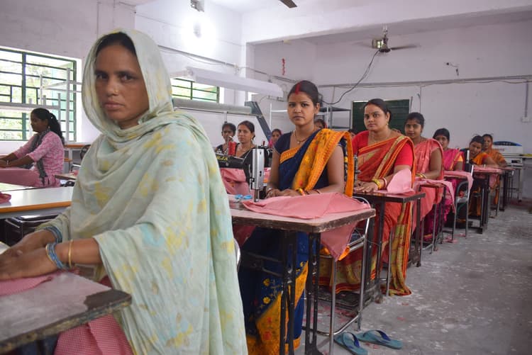 Katihar: जीविका की बड़ी पहल: "दीदी का सिलाई घर" बना हजारों महिलाओं की कमाई का मजबूत सहारा