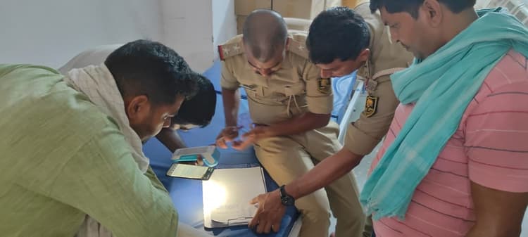 Khagaria: मोबाइल की टॉर्च के सहारे चल रहा गोगरी अनुमंडलीय अस्पताल, अंधेरे में इलाज और पुलिस कार्रवाई