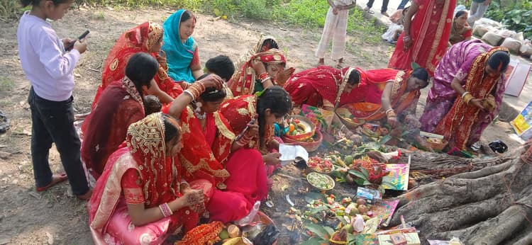 कुरसेला में वट सावित्री पूजा, सुहागिनों ने वट वृक्ष पर की श्रद्धा अर्पित