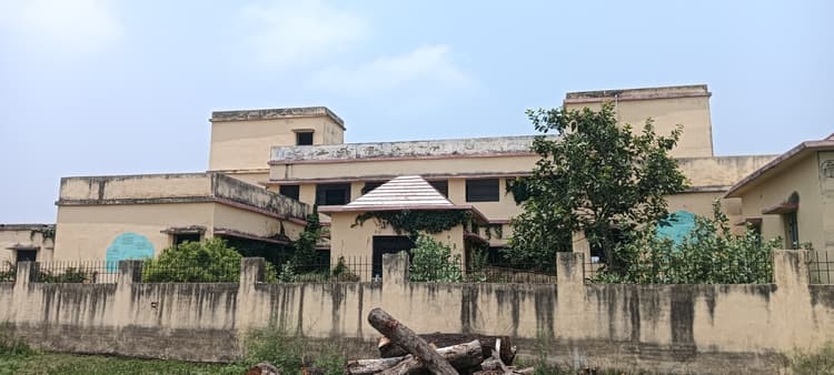 सोनवर्षाराज में पंचायत भवनों की बदहाली: कहीं शिविर, कहीं थाना तो कहीं वीरान