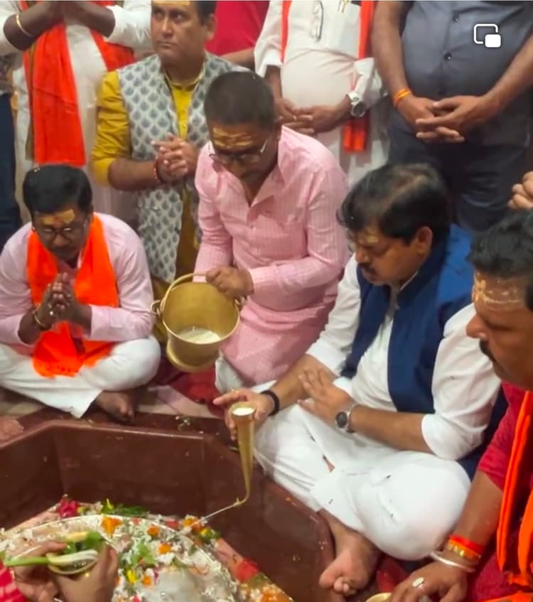 बाबा सिंहेश्वर नाथ मंदिर में शिक्षा मंत्री मिथिलेश तिवारी ने किया जलाभिषेक.