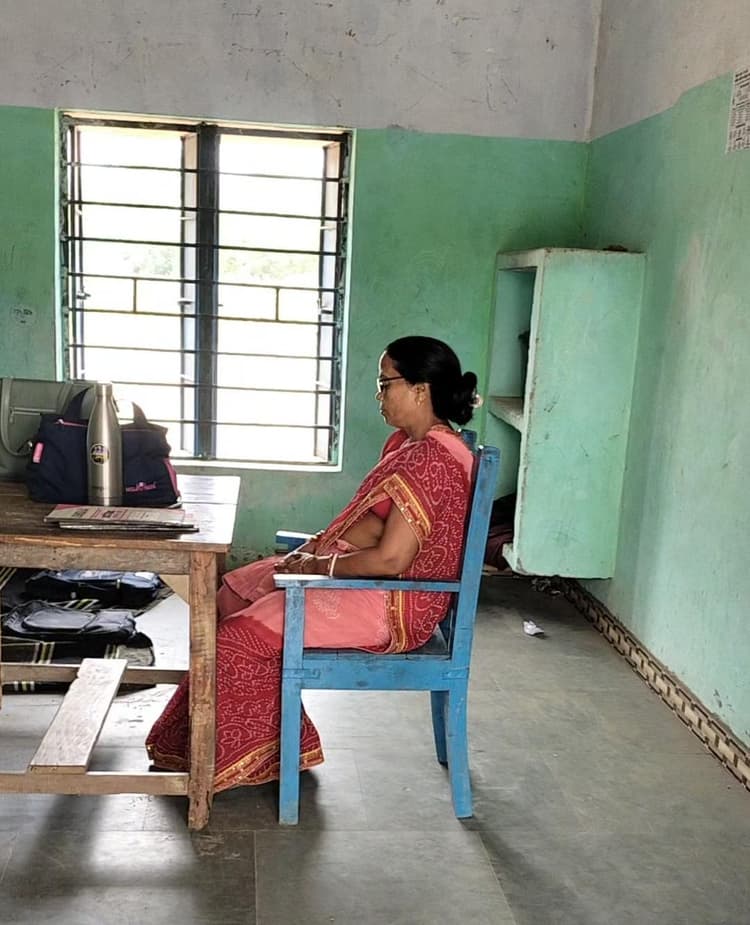 क्लासरूम में सोती मिली शिक्षिका, वीडियो वायरल