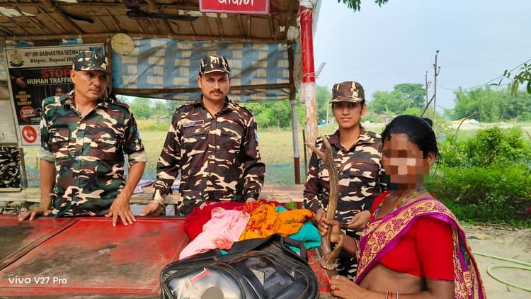 भारत-नेपाल सीमा पर हिरण के सींग के साथ पकड़ी गयी महिला