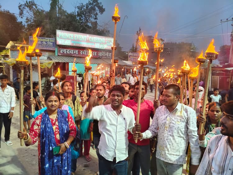 BPSC TRE-4 को लेकर सहरसा में छात्रों ने मशाल जुलूस निकालकर किया प्रदर्शन