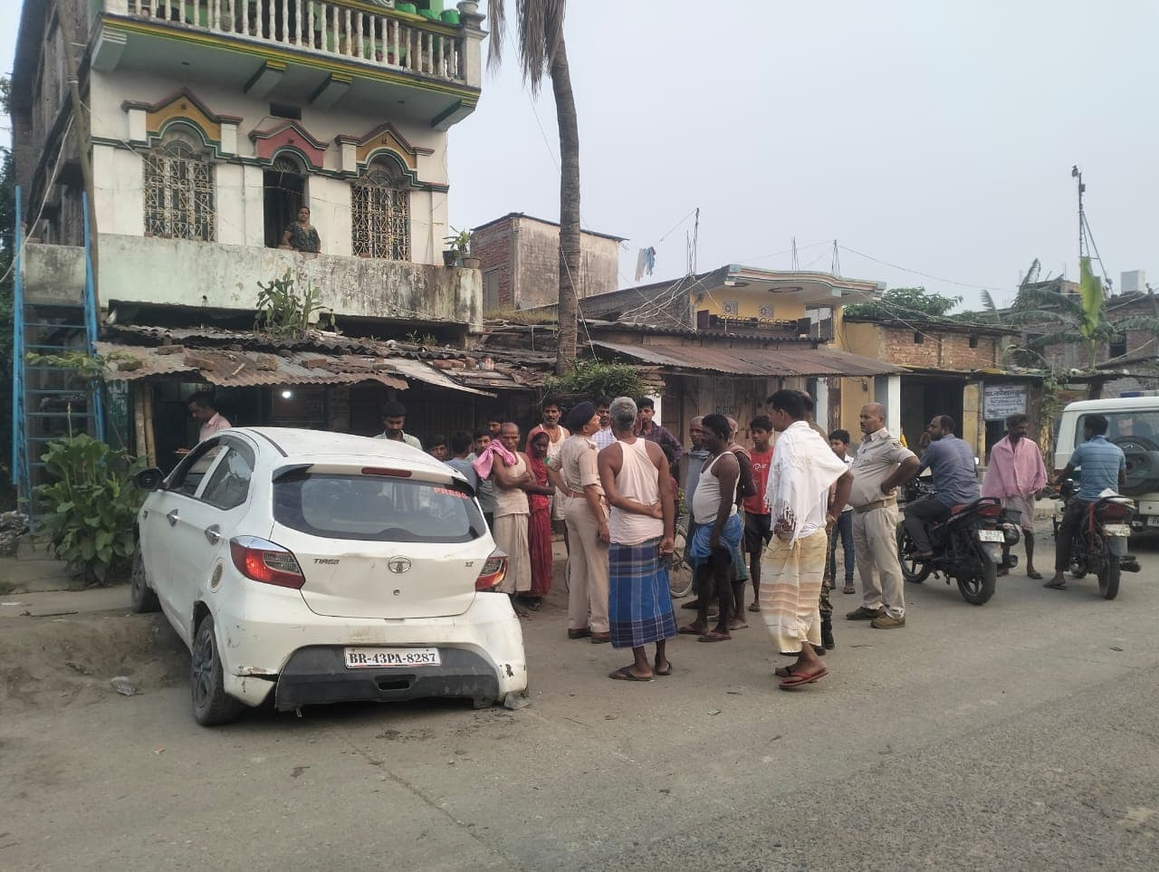 एक्साइज टीम के प्रेस लिखी गाड़ी का पीछा करने पर हादसा, दुकानदार घायल