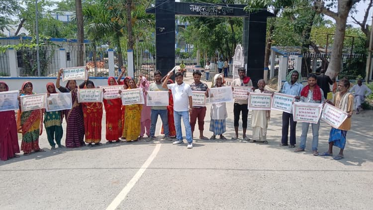 ई-श्रम और पेंशन भुगतान को लेकर सुपौल समाहरणालय पर युवा कांग्रेस का प्रदर्शन.