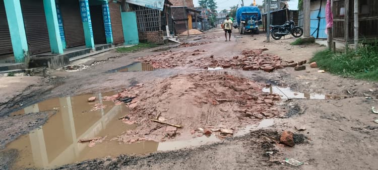 सड़क मरम्मत में लापरवाही, राहगीरों के लिए बढ़ा खतरा