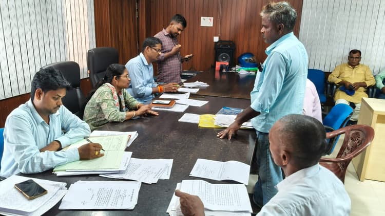 पिपरा जनता दरबार में समस्याओं का ऑन द स्पॉट समाधान