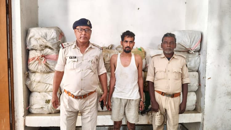 पिपरा में 427 किलो गांजा बरामद, तस्कर गिरफ्तार