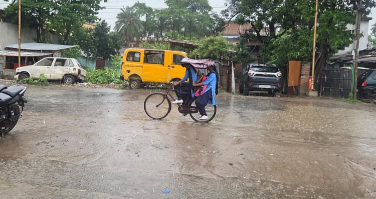 मधेपुरा में झमाझम बारिश से मौसम हुआ सुहावना, स्कूल से लौट रहे बच्चों को हुई परेशानी