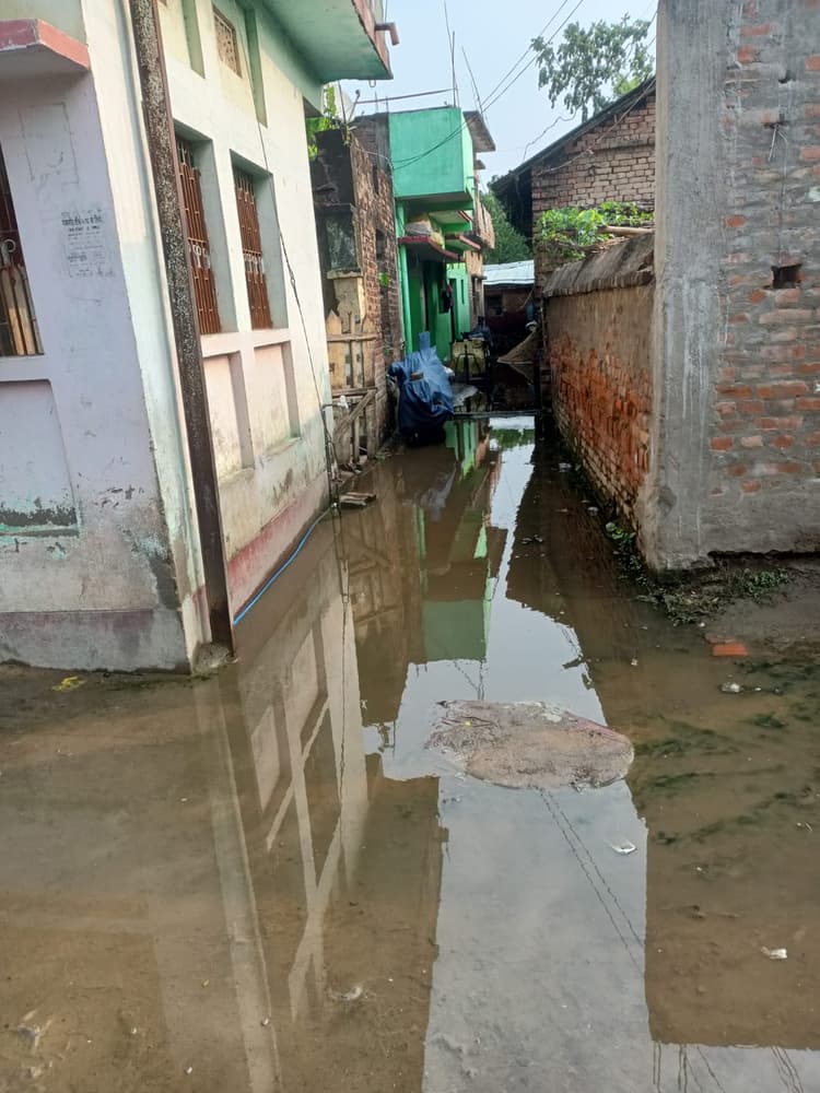 खगड़िया के अगुवानी में जलजमाव से जनजीवन प्रभावित, वार्ड 14 के लोग घरों में कैद