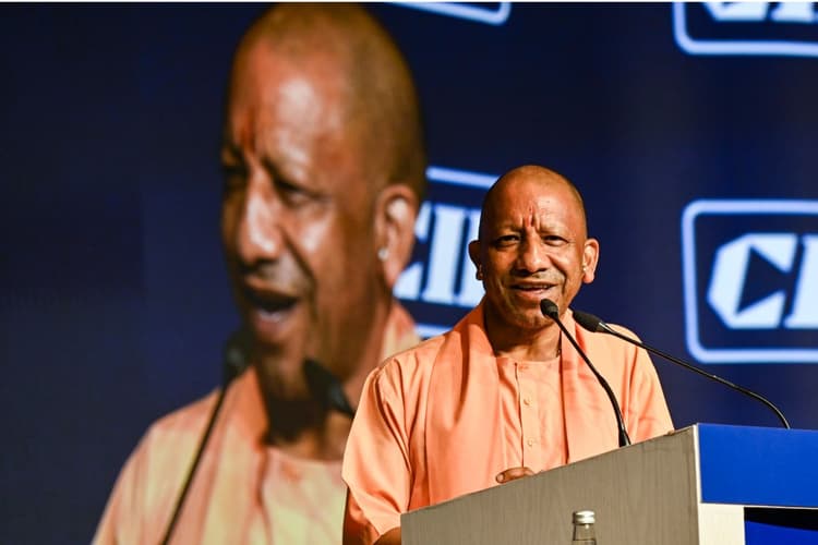 योगी बोले- सड़क पर नमाज नहीं पढ़ने देंगे, प्यार से मानेंगे तो ठीक नहीं तो दूसरा तरीका अपनाएंगे