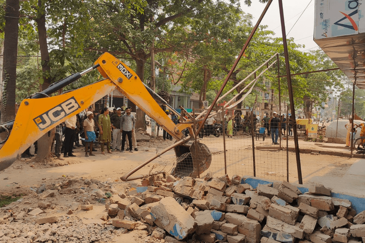 आरा सदर अंचल में अतिक्रमण हटाओ अभियान, जेसीबी से अवैध निर्माण ध्वस्त