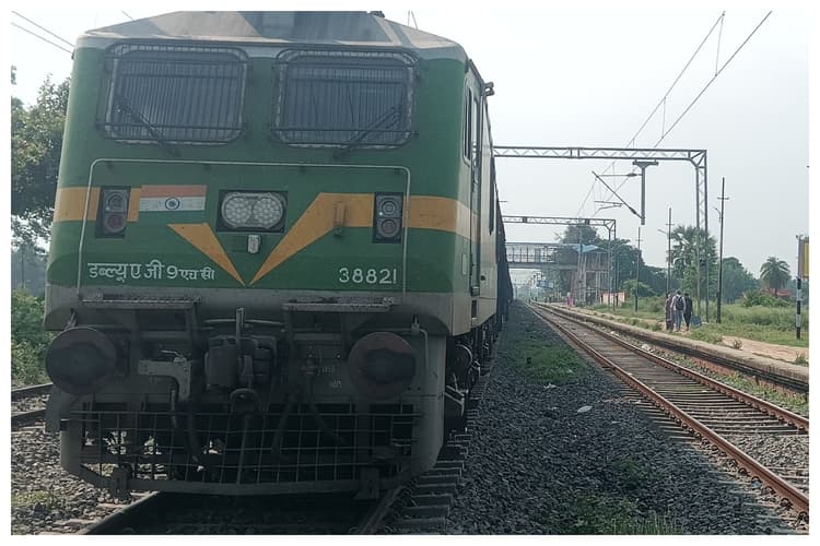 दरभंगा: जोगियारा के पास ओएचई में तकनीकी खराबी, एक घंटे तक रुकी रही अमृत भारत एक्सप्रेस