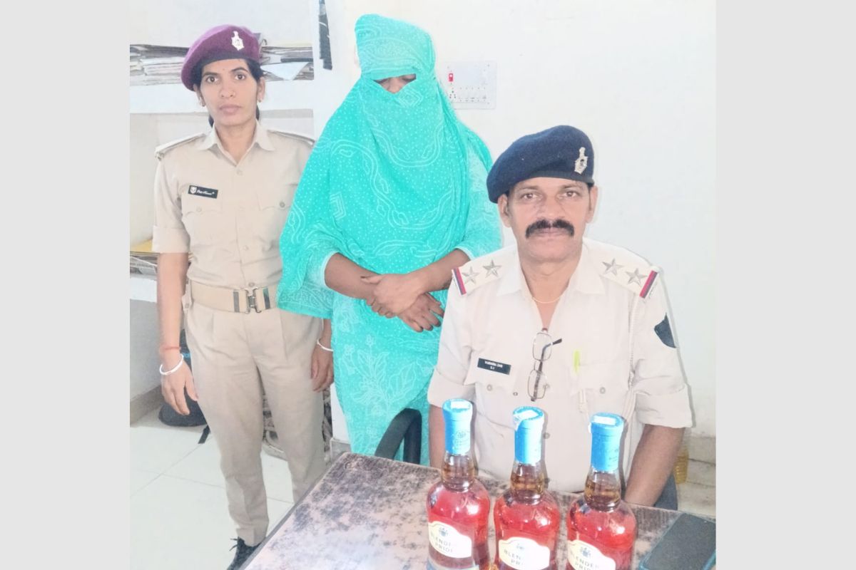 श्रमजीवी एक्सप्रेस में महिला के ट्रॉली बैग से मिली विदेशी शराब, आरा रेल पुलिस ने किया गिरफ्तार