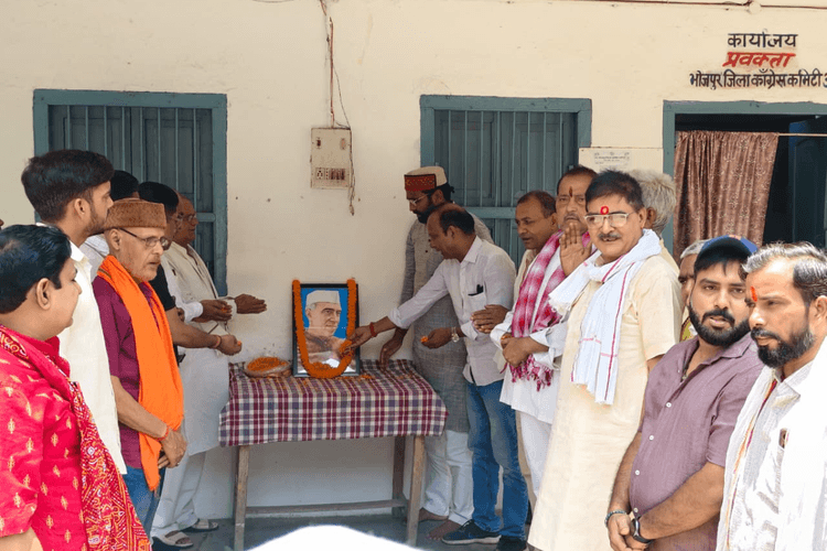 आरा में मनाई गई पंडित जवाहरलाल नेहरू की 62वीं पुण्यतिथि, कार्यकर्ताओं ने किया माल्यार्पण