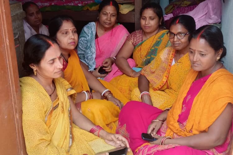दाउदनगर की आजीविका दीदियों का नगर पर्षद के खिलाफ मोर्चा; मानदेय नहीं, काम बंद, अब आंदोलन की राह