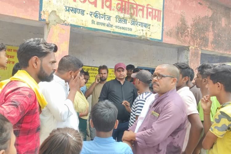 ढोसिला स्कूल में बदहाल व्यवस्था उजागर, खुले आसमान के नीचे पढ़ने को मजबूर छात्र