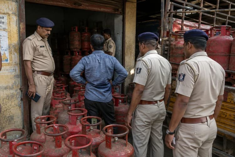 औरंगाबाद में गैस माफिया पर पुलिस का बड़ा एक्शन, सिलेंडरों का जखीरा पकड़ा