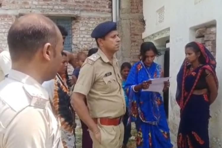 फरार आरोपी पर शिकंजा, हत्या और आर्म्स एक्ट मामले में घर की कुर्की