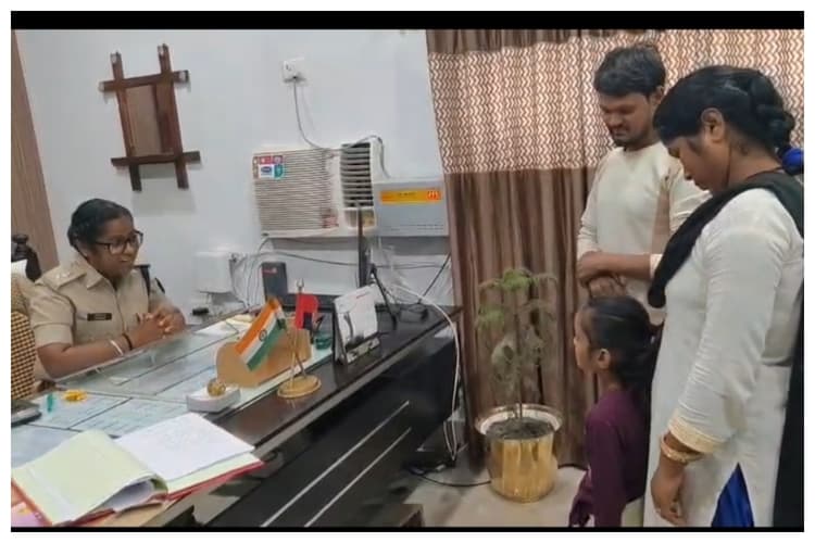Bagaha: एसपी कार्यालय में भावुक पल, बेटी के सामने पिता ने शराब छोड़ने का किया वादा