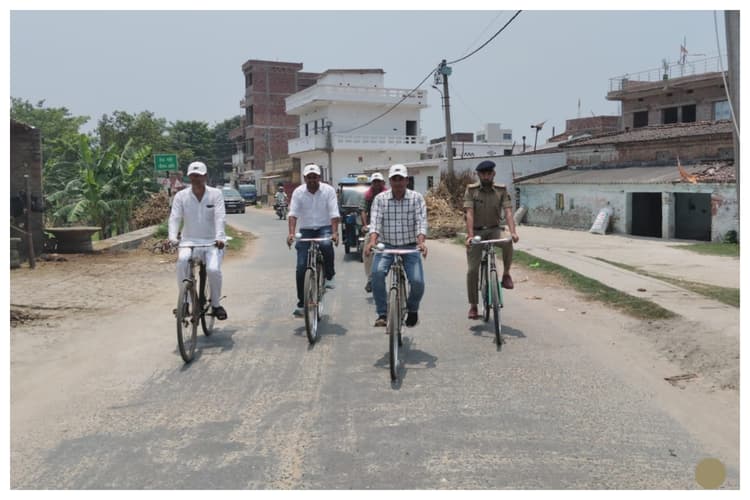 मोतिहारी: सरकारी गाड़ी छोड़ साइकिल से दफ्तर पहुंचे बंजरिया के अफसर, ईंधन बचाने का संदेश