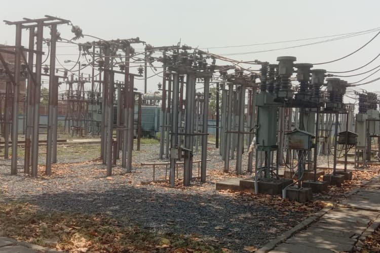 स्मार्ट मीटर लगे, लेकिन बिजली व्यवस्था बदहाल, डुमरांव में लोगों का फूटा गुस्सा