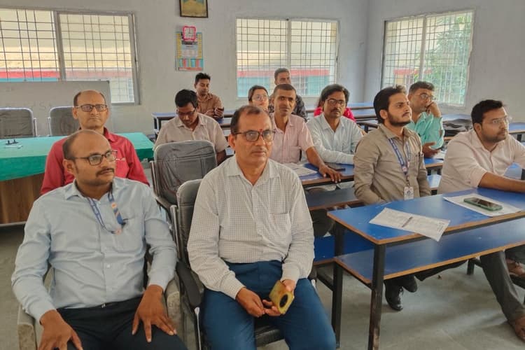 Begusarai News: नावकोठी के स्कूलों में समर कैंप की तैयारी, बच्चों के हुनर को निखारने का होगा प्रयास