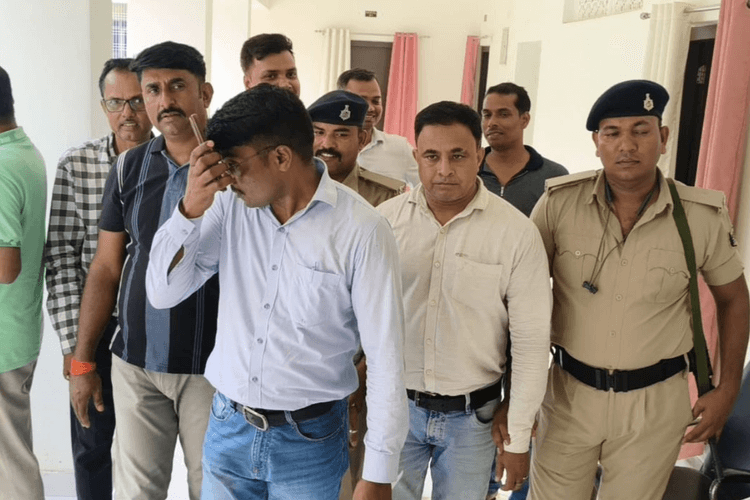 Begusarai News : बेगूसराय में निगरानी विभाग की बड़ी कार्रवाई, रिश्वत लेते माप-तौल कार्यालय का लिपिक गिरफ्तार