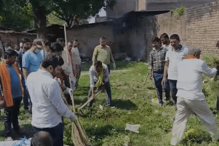 बाबा हरीगिरिधाम मंदिर परिसर में चला सफाई अभियान, लोगों को दिया गया स्वच्छता का संदेश