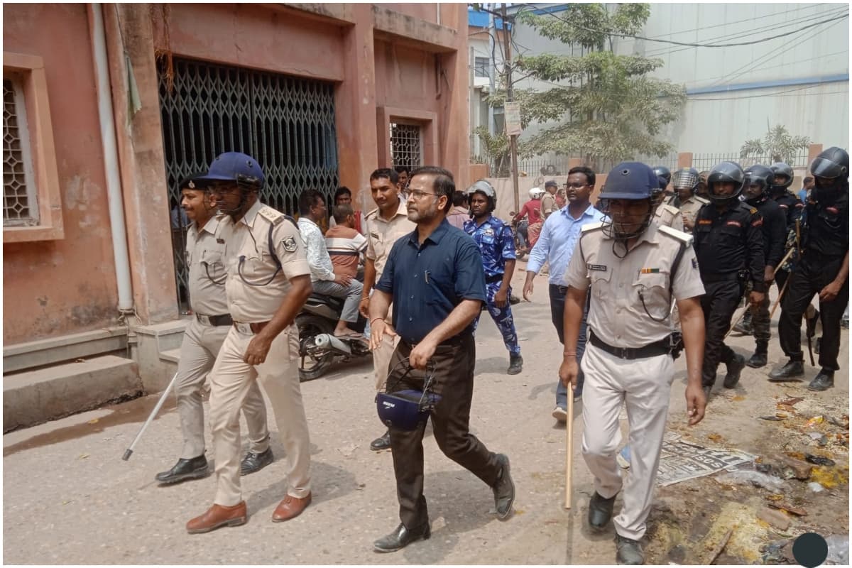 बेतिया: प्रशासनिक टीम पर पथराव मामले में रातभर छापेमारी, एक आरोपी गिरफ्तार