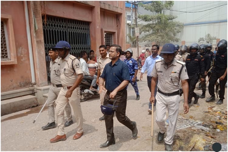 बेतिया: प्रशासनिक टीम पर पथराव मामले में रातभर छापेमारी, एक आरोपी गिरफ्तार