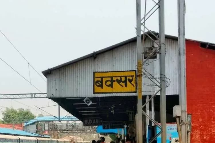 इटाढ़ी ओवरब्रिज के बाद बक्सर में रेलवे गुमटी बंद, यात्रियों को हो रही परेशानी