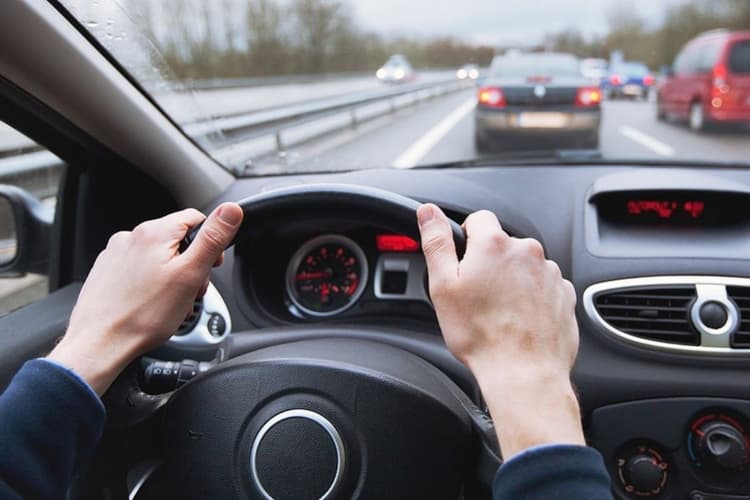 60 km/h पार करते ही आपकी कार भी कांपने लगती है? जानिए 5 बड़े कारण और आसान समाधान