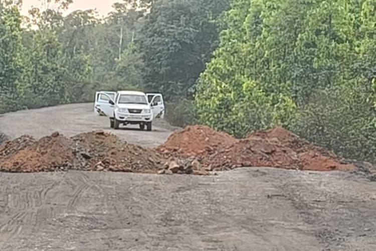 चतरा: बिना एनओसी के कोयला ढुलाई पर वन विभाग ने सड़क काटकर रोक लगाई