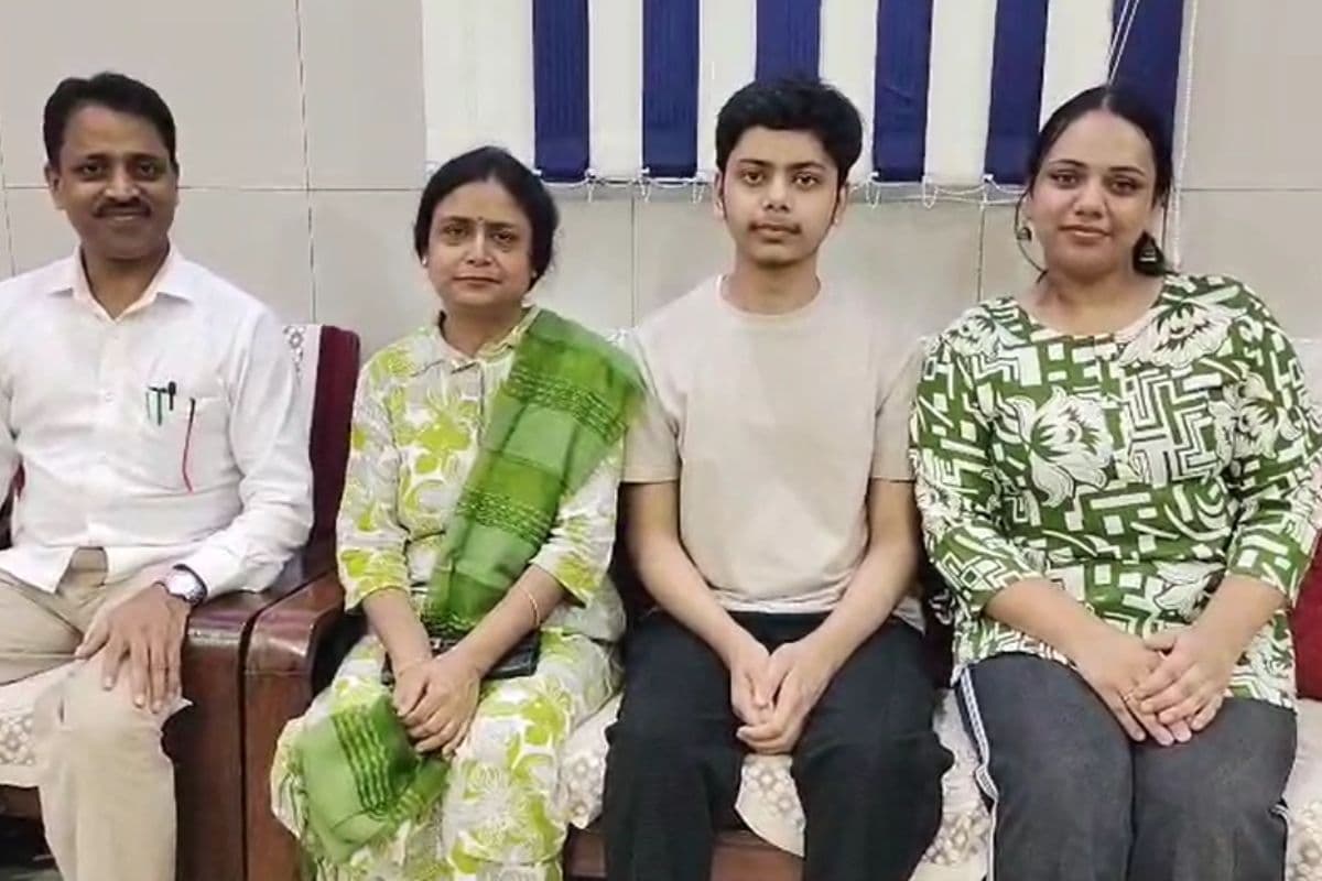 गिरिडीह के अवि गोयल ने किया कमाल, कॉमर्स में 99.4 प्रतिशत अंक हासिल कर बने स्टेट टॉपर