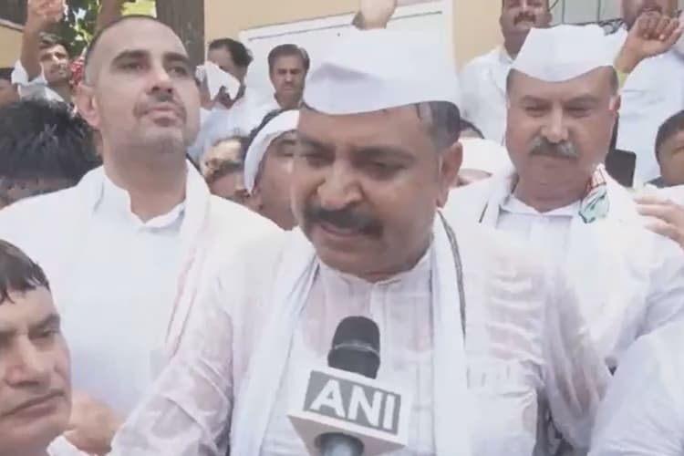 नीट पेपर लीक के विरोध में कांग्रेस का विरोध मार्च, कहा- बीजेपी सरकार दोषियों को बचा रही