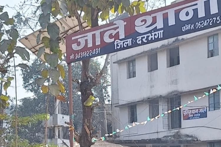 Darbhanga: जाले में पुलिस का वाहन जांच अभियान, ट्रिपल राइडिंग और बिना हेलमेट पर कार्रवाई