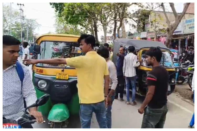 Sitamarhi News: सीतामढ़ी में ऑटो और ई-रिक्शा चालकों का बवाल, नए ट्रैफिक नियमों के खिलाफ शंकर चौक जाम