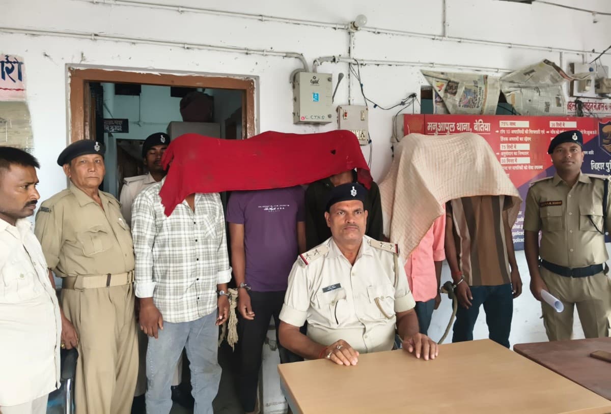 Bettiah News:बेतिया पुलिस का बड़ा एक्शन, छावनी ओवरब्रिज के पास 5 युवक गिरफ्तार, कट्टा-कारतूस बरामद