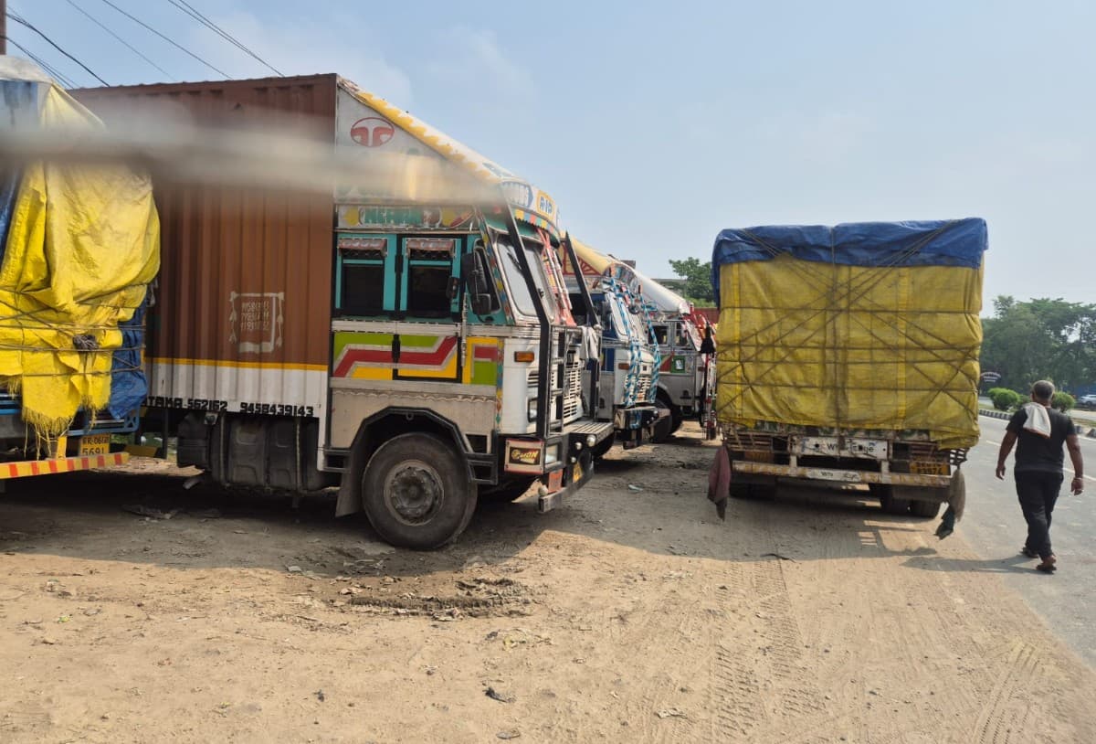Muzaffarpur News: सकरीसरैया हाईवे पर अवैध ट्रक पार्किंग बनी खतरा, पंचायत प्रतिनिधियों ने प्रशासन से लगाई गुहार