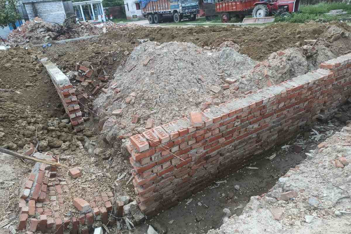 दरभंगा: केवटी में निर्माणाधीन कौशल विकास भवन की नींव झुकी, गुणवत्ता पर उठे सवाल