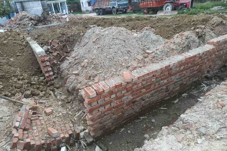 दरभंगा: केवटी में निर्माणाधीन कौशल विकास भवन की नींव झुकी, गुणवत्ता पर उठे सवाल