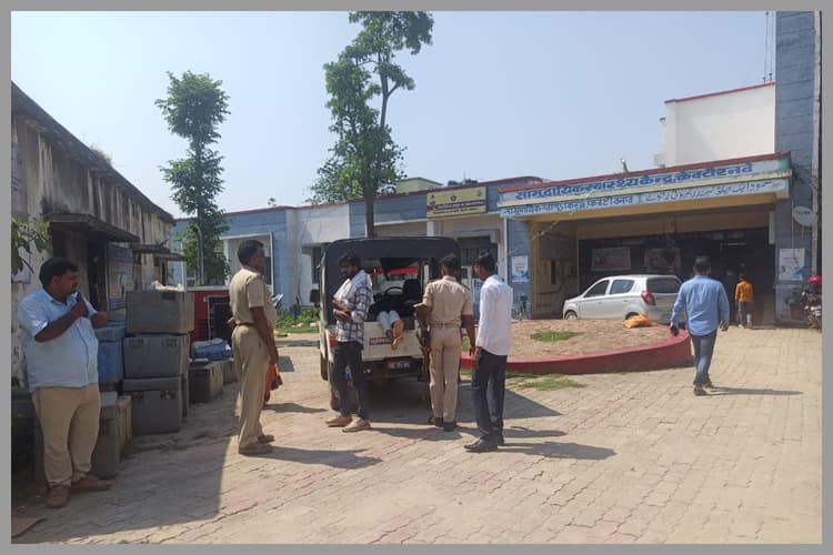 Darbhanga: टेम्पो और स्कूटी की भीषण टक्कर, दो युवकों की मौत