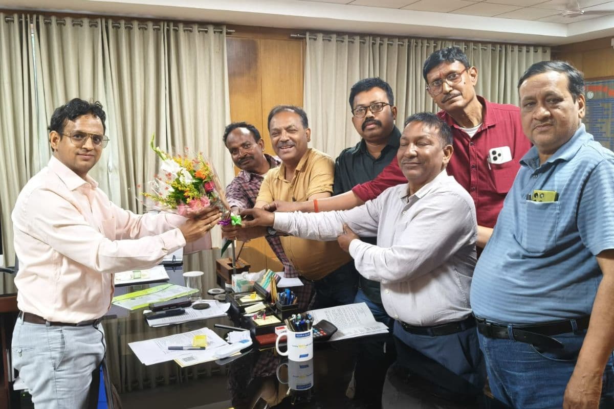 लंबित वेतन भुगतान की मांग को लेकर हजारीबाग DC से मिले शिक्षक संगठन के प्रतिनिधि