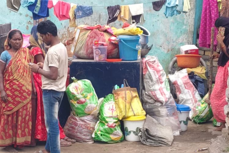 धनबाद: सिनीडीह में मकानों में दरार पड़ने से दहशत, परिवारों ने खाली किया घर