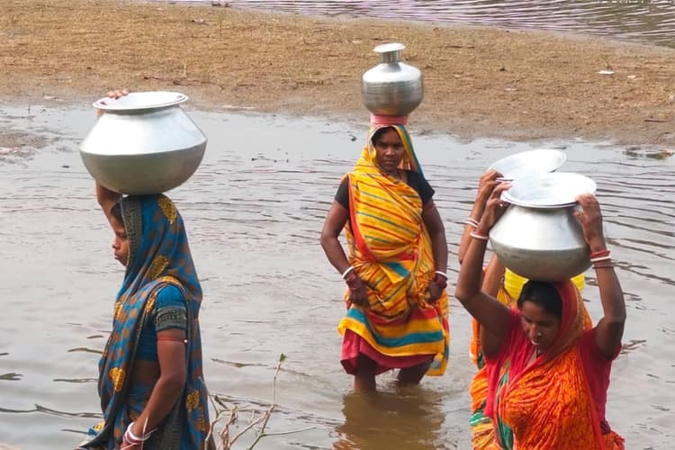 दुमका: नदी में चुआं बनाकर प्यास बुझा रहे ग्रामीण, जलमीनार और पाइपलाइन बंद